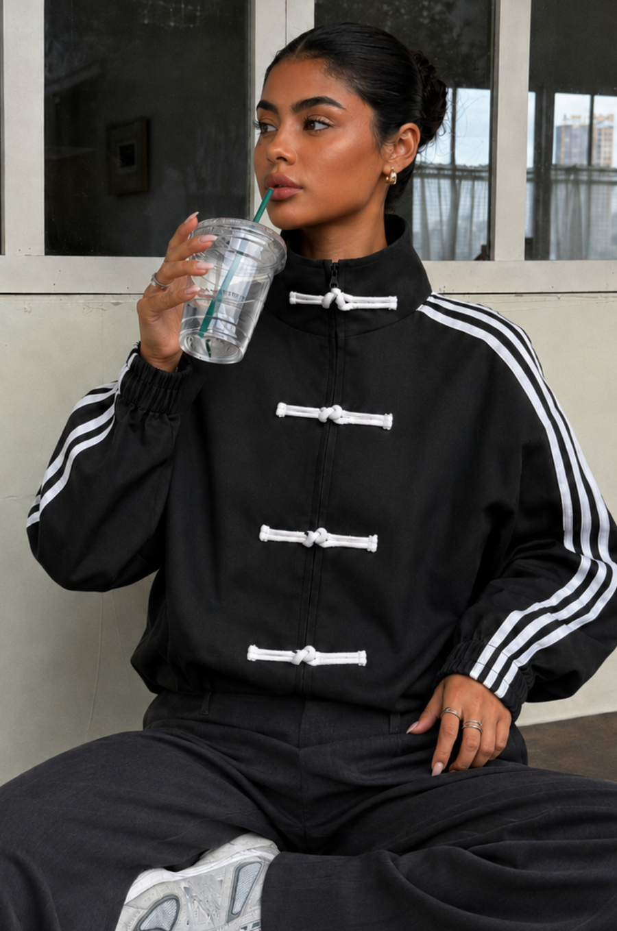 Chaqueta Deportiva Oversize Cuello Alto con Cierre, Franjas Laterales y Broches Orientales