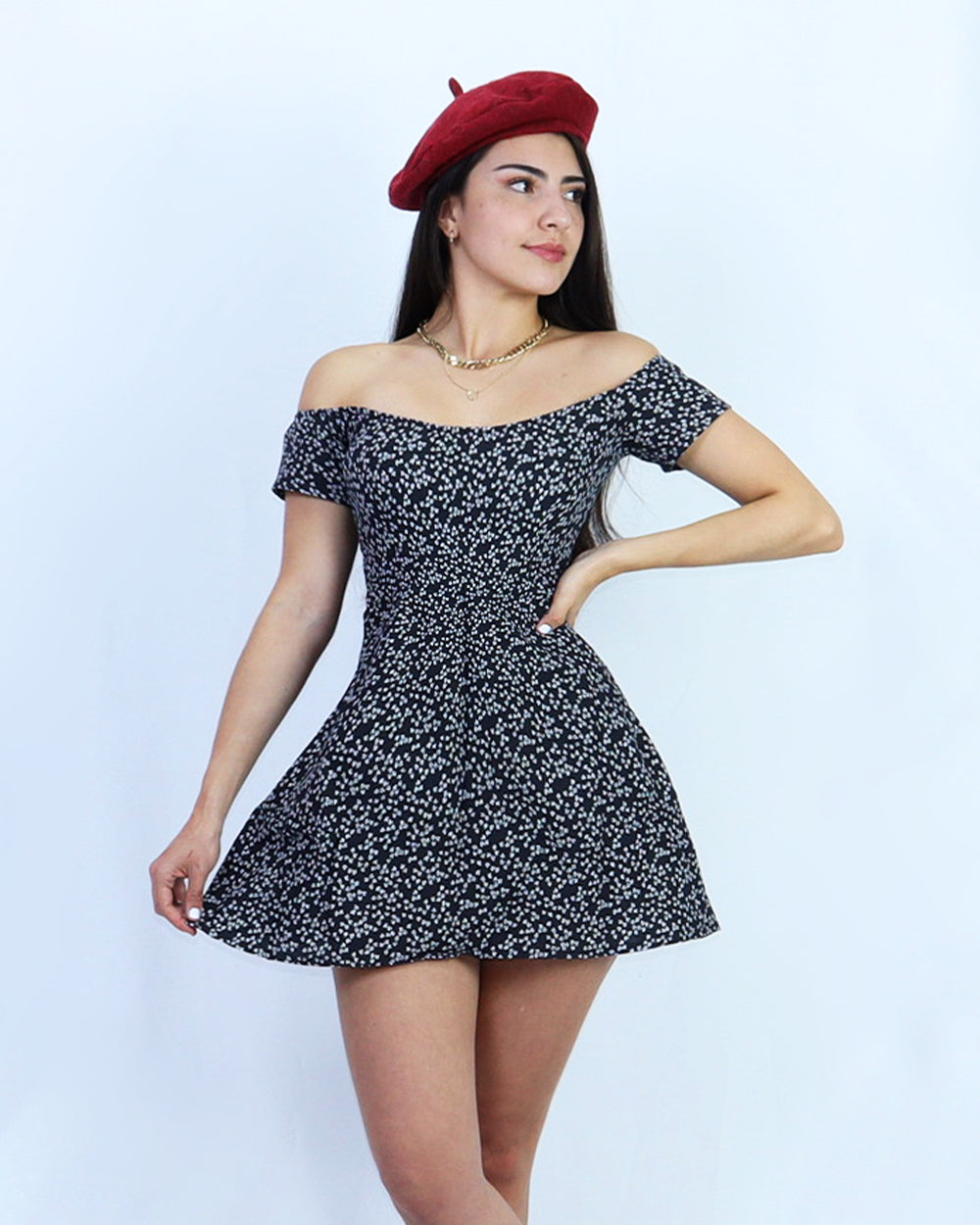 Vestido en estampado de flores cuello bandeja corto