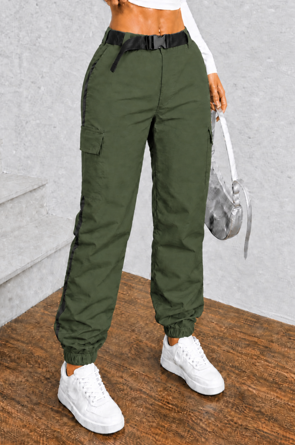 PANTALON CON BOLSILLOS Y CORREA