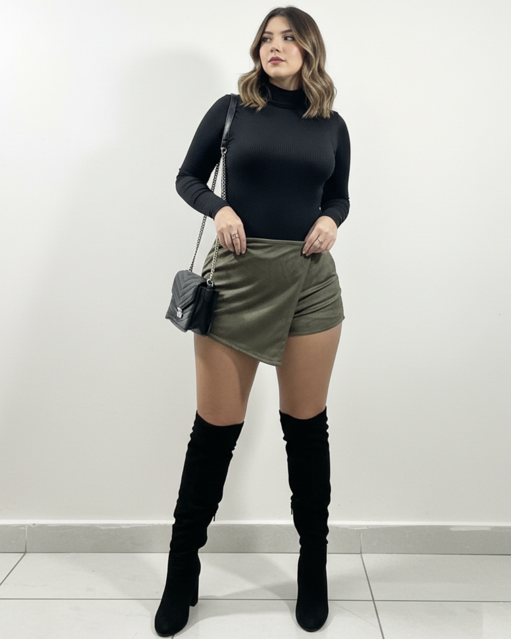 Conjunto Blusa cuello y Falda Short Gamuza