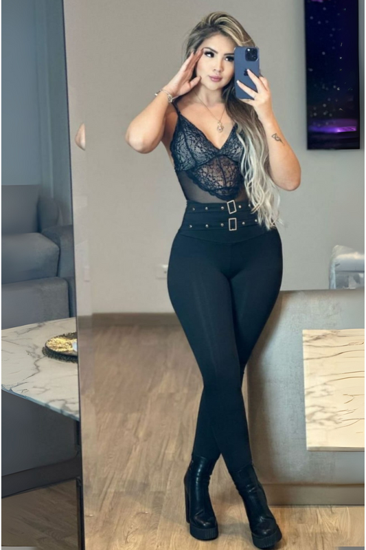 Leggins negro tiro alto con efecto faja y hebillas decorativas