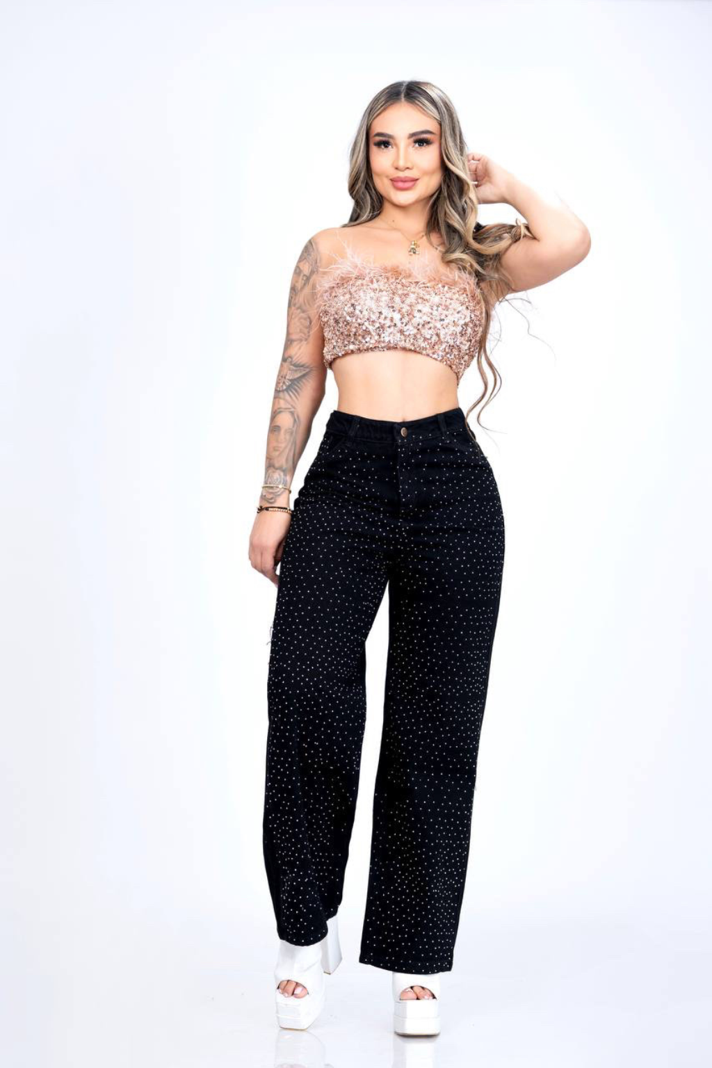 Jean negro tiro alto, bota recta con brillos