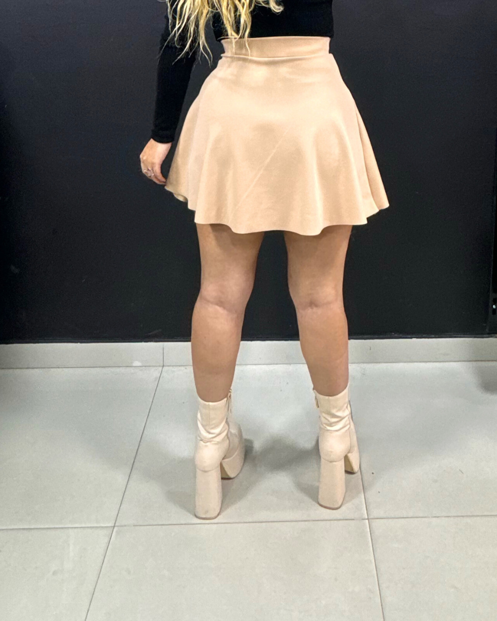 Falda corta con pretina alta
