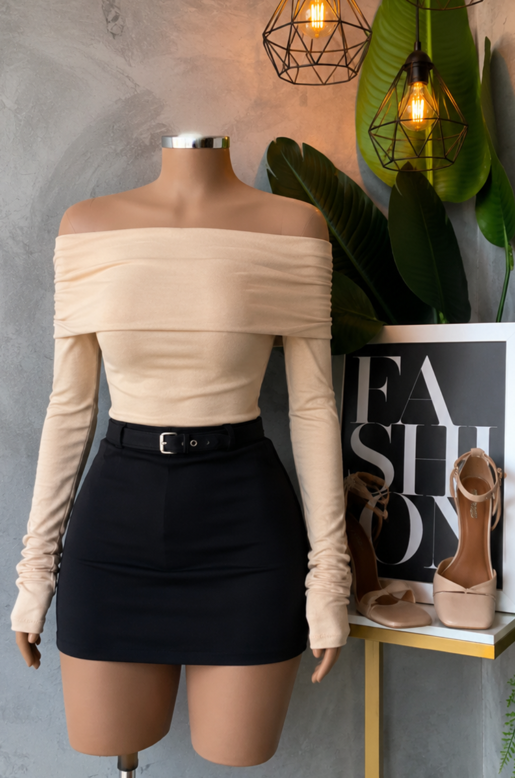 Conjunto de  Falda con Correa + Blusa Cuello Bandeja