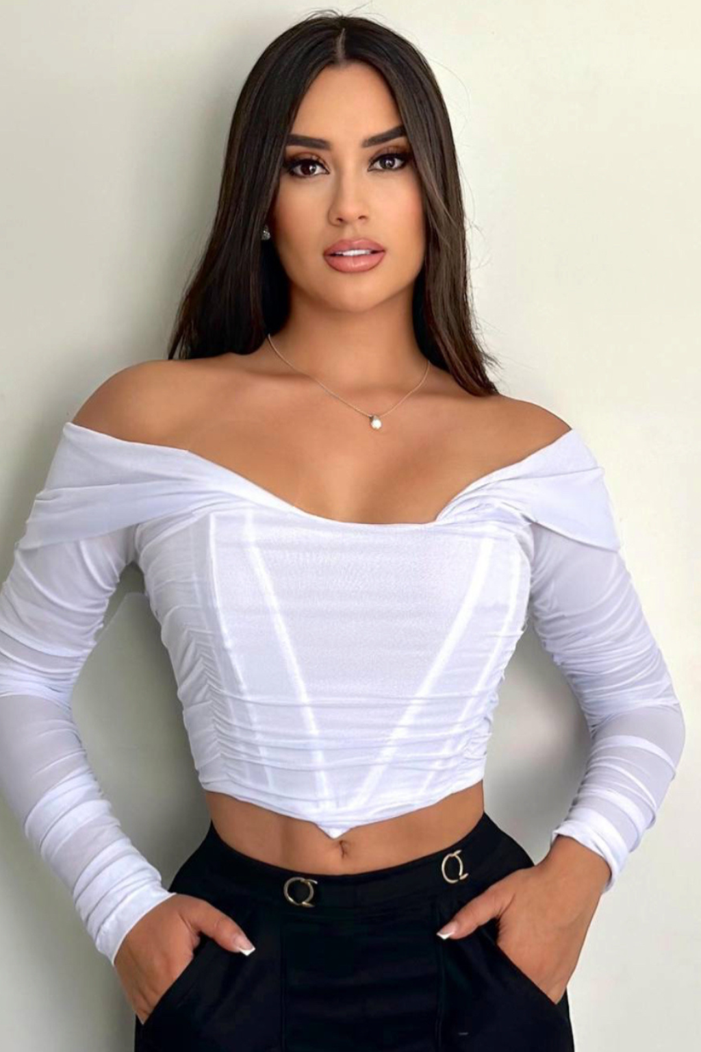 Set de 3 Blusas Manga Larga: Hombros Descubiertos, Cuello Alto y Crop Satinado