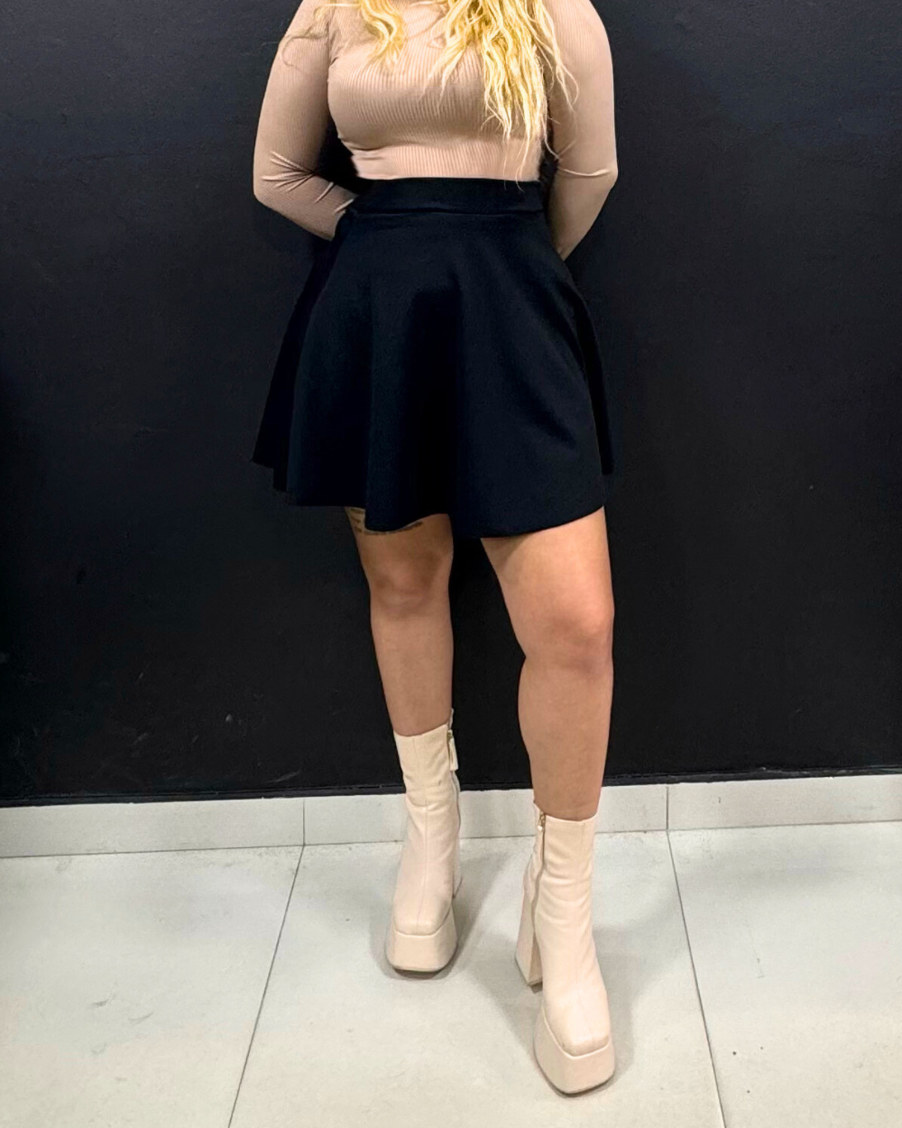 Falda corta con pretina alta