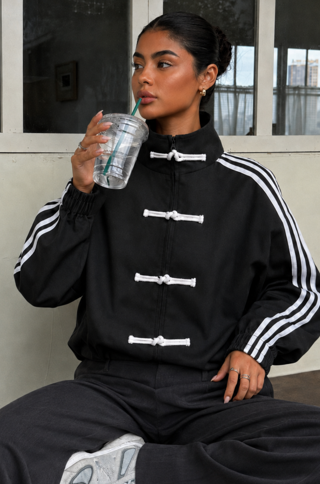 Chaqueta Deportiva Oversize Cuello Alto con Cierre, Franjas Laterales y Broches Orientales
