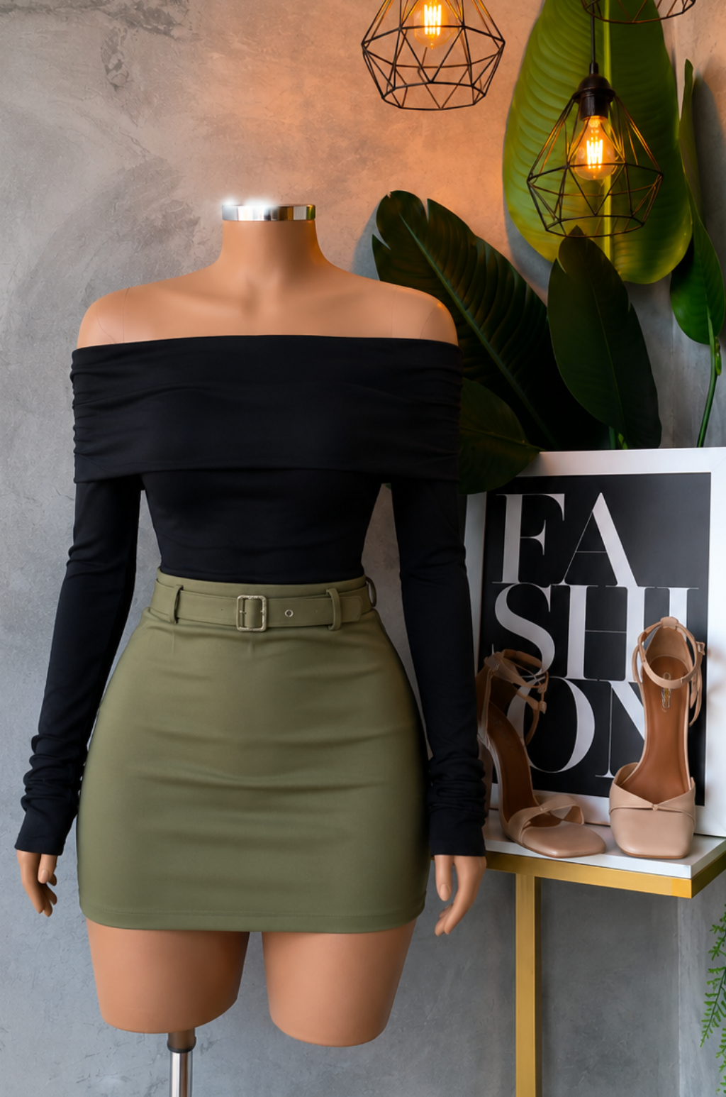 Conjunto de  Falda con Correa + Blusa Cuello Bandeja