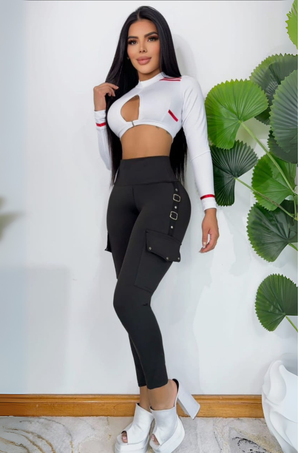 Leggins ajustados tipo cargo negro con bolsillos laterales y hebillas