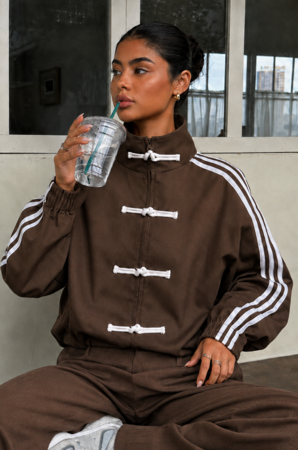 Chaqueta Deportiva Oversize Cuello Alto con Cierre, Franjas Laterales y Broches Orientales