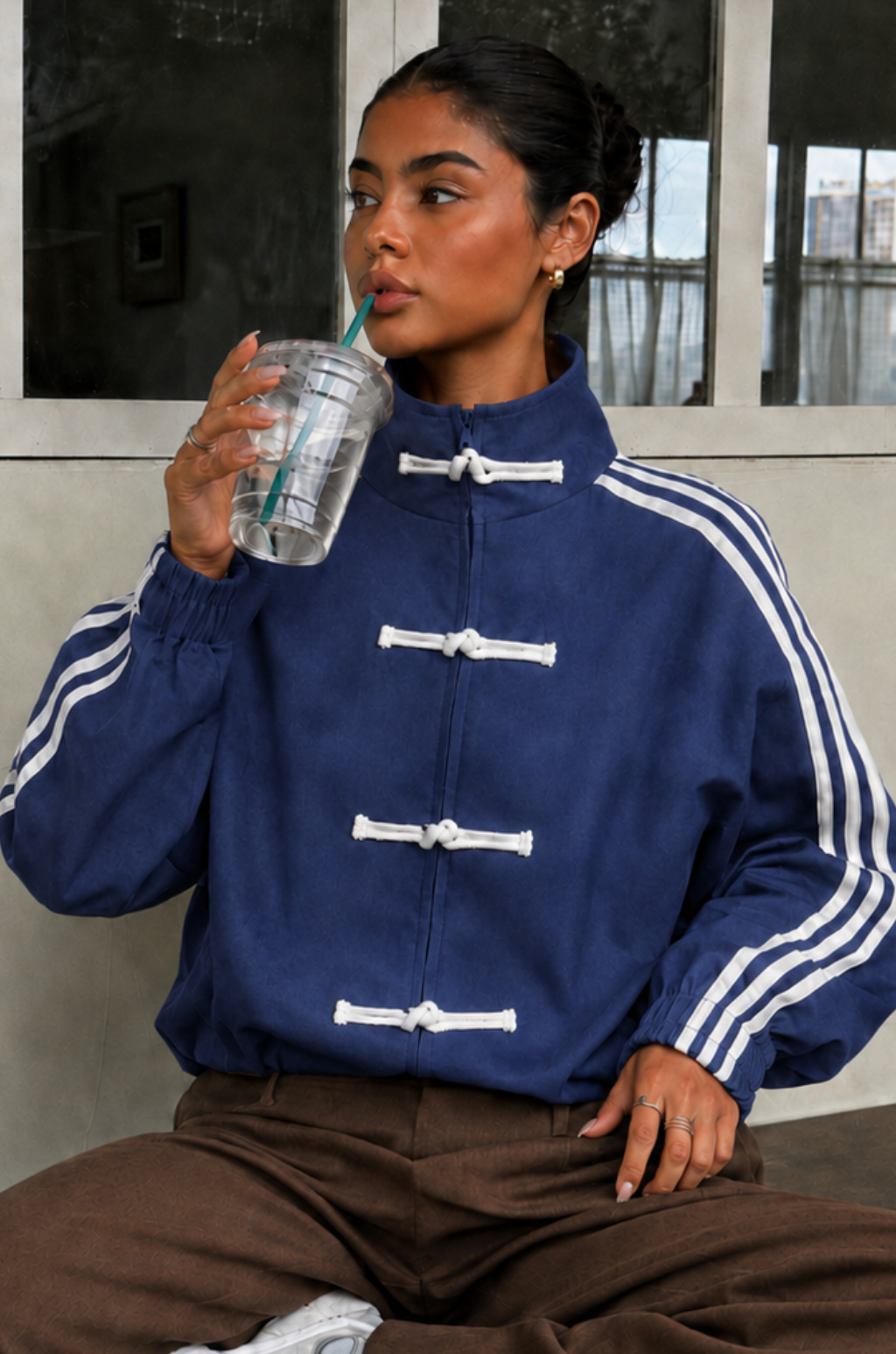 Chaqueta Deportiva Oversize Cuello Alto con Cierre, Franjas Laterales y Broches Orientales