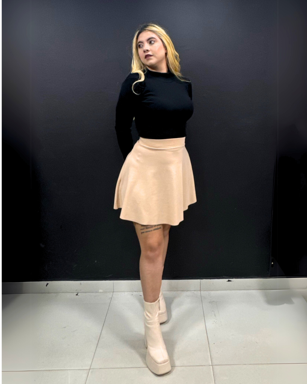 Falda corta con pretina alta