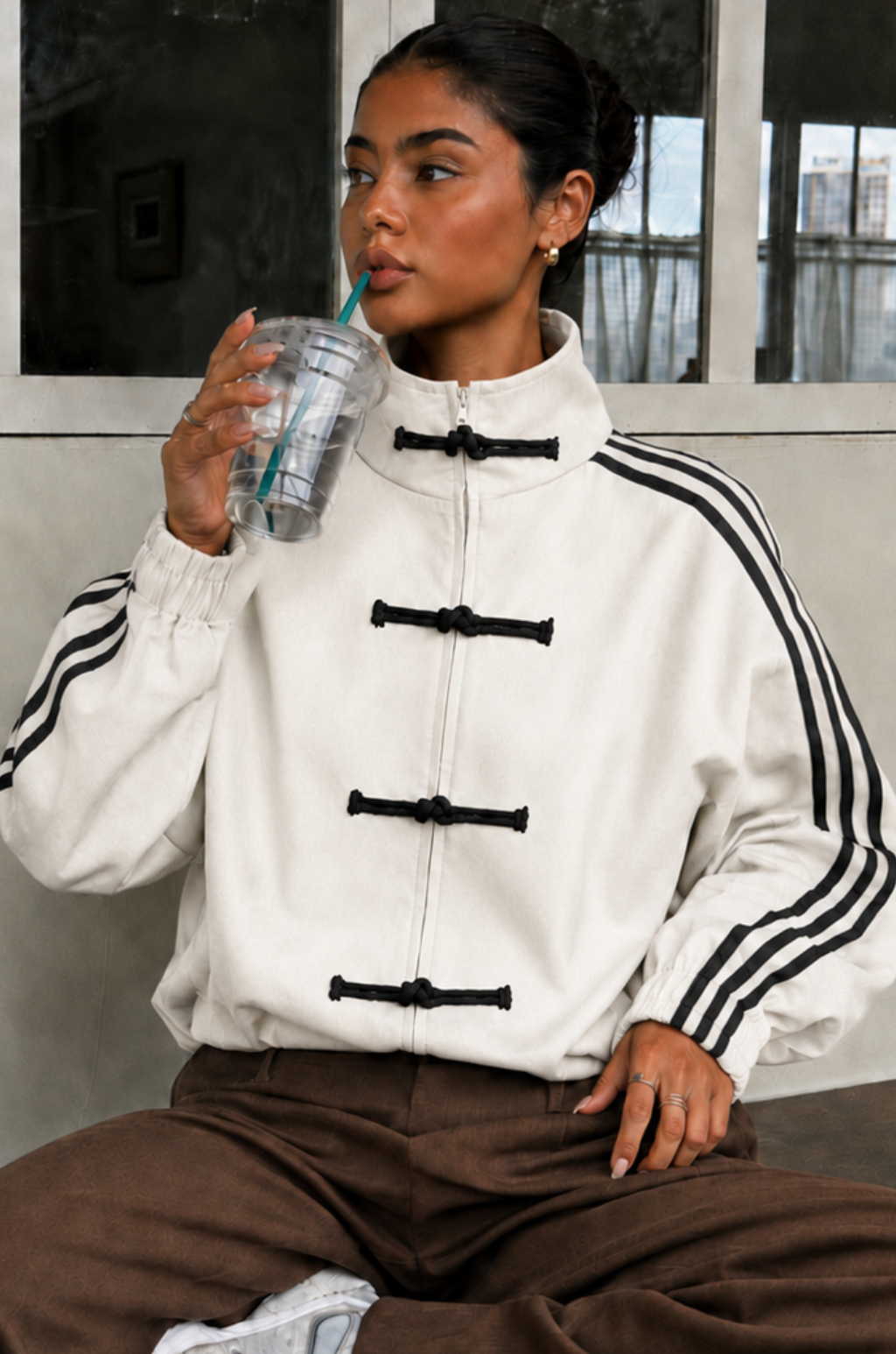 Chaqueta Deportiva Oversize Cuello Alto con Cierre, Franjas Laterales y Broches Orientales