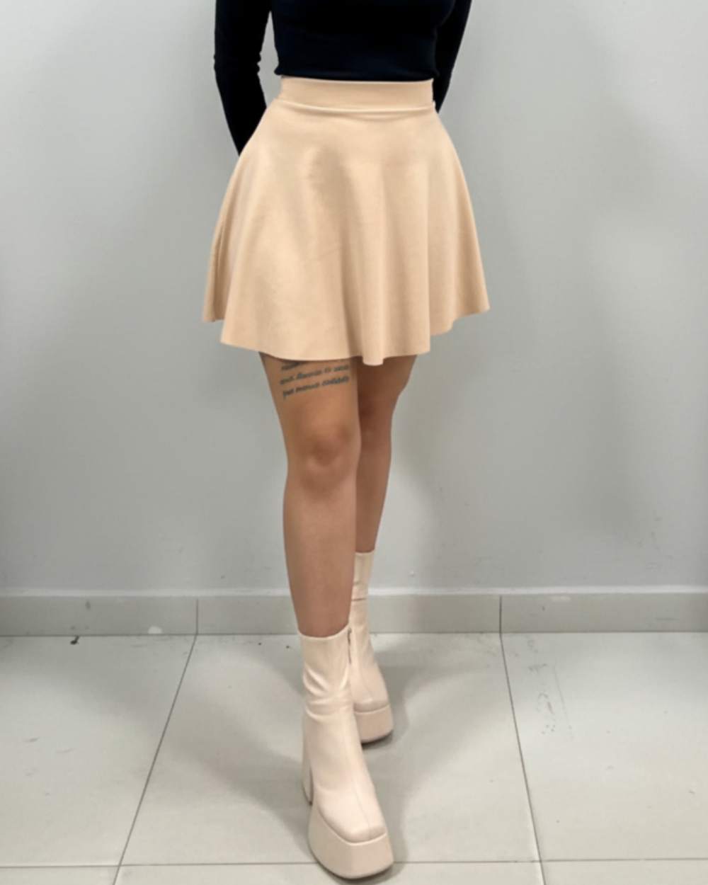 Falda corta con pretina alta