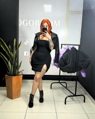 Vestido corto ajustado al cuerpo