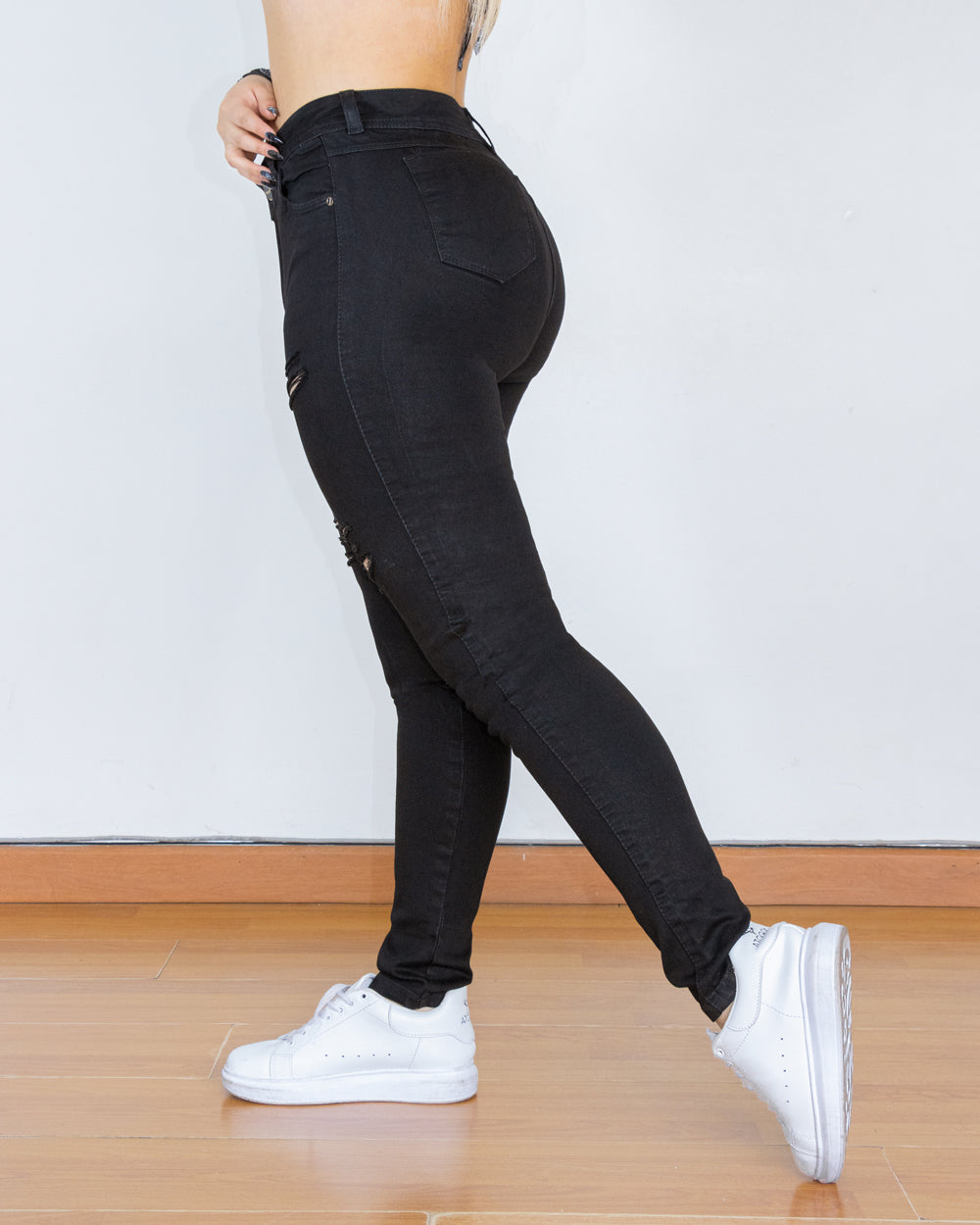 PANTALON DE JEAN SKINNY CON ROTOS
