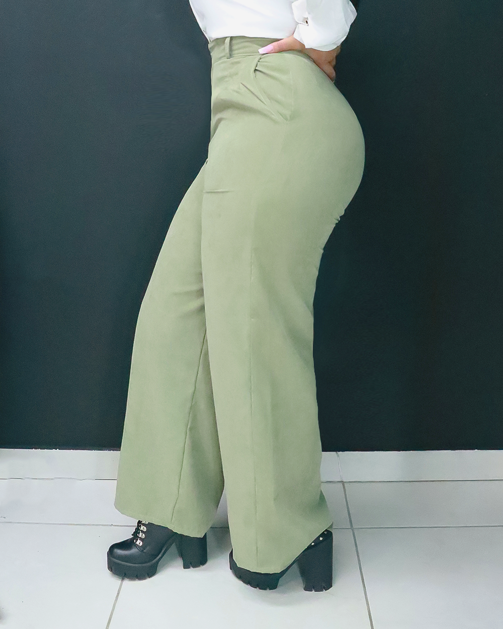 Pantalon con orma y bota recta
