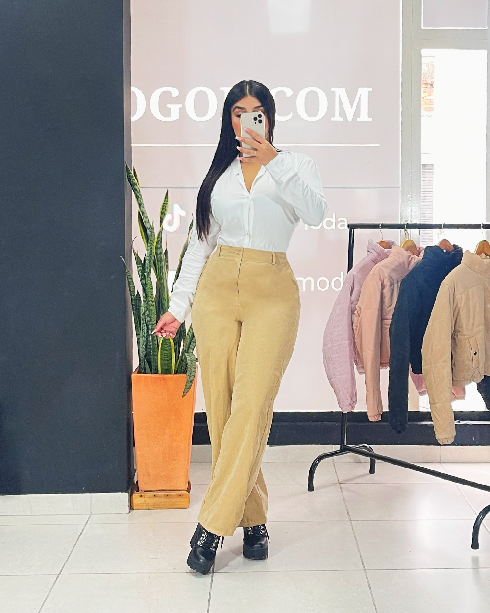 Pantalon con orma y bota recta