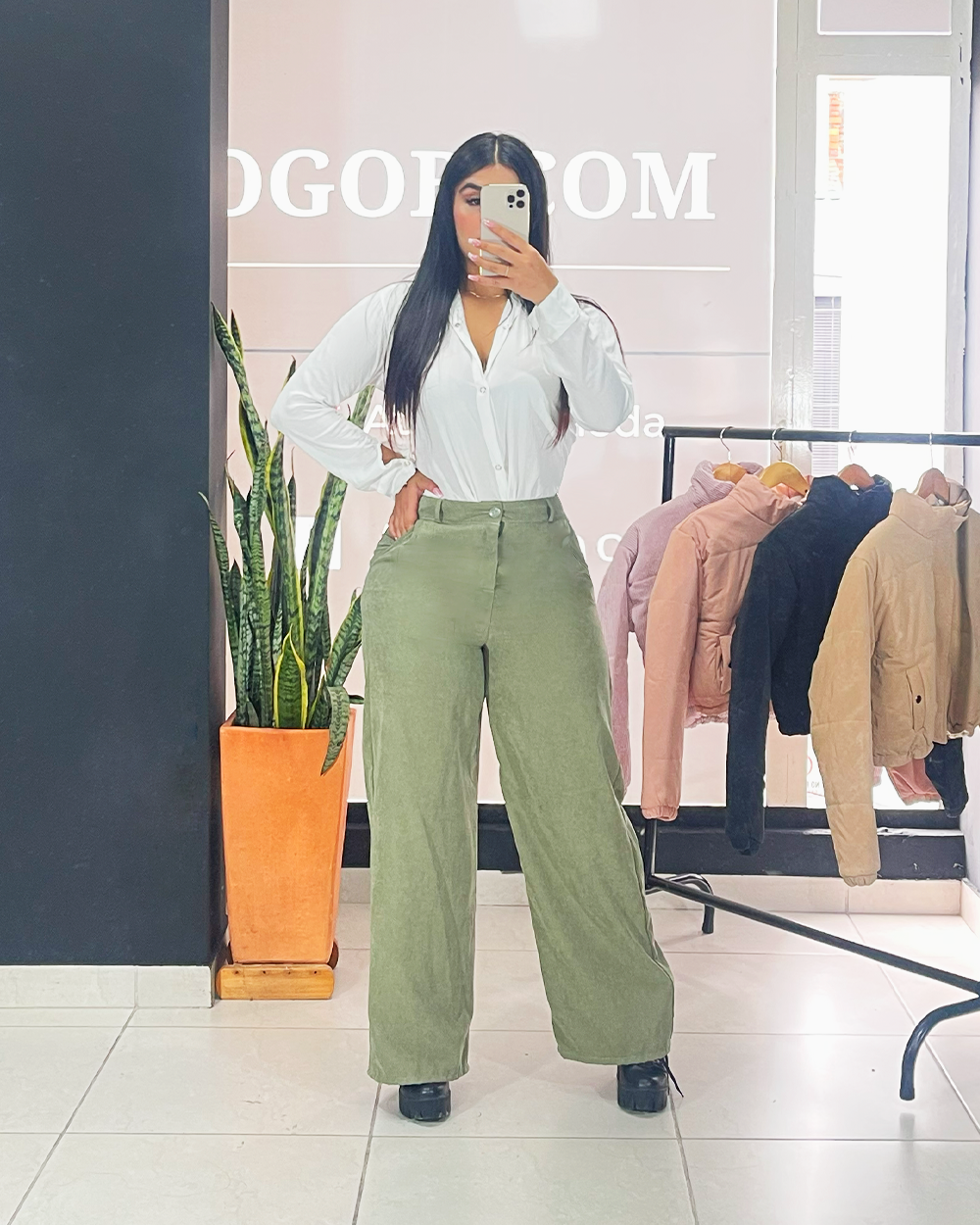 Pantalon con orma y bota recta