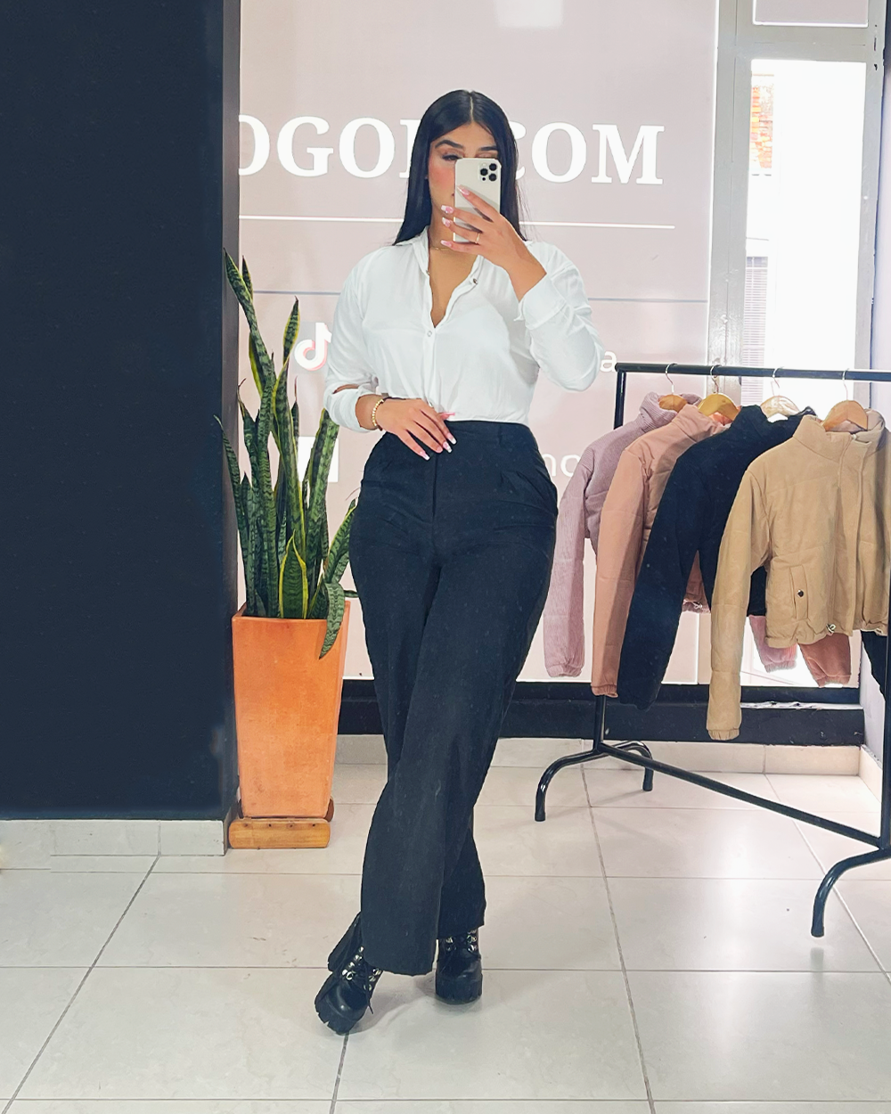 Pantalon con orma y bota recta