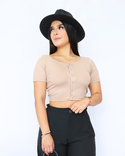 BLUSA AL CUERPO CON BROCHES