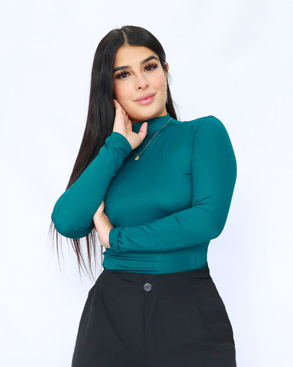 BLUSA AJUSTADA CUELLO ALTO
