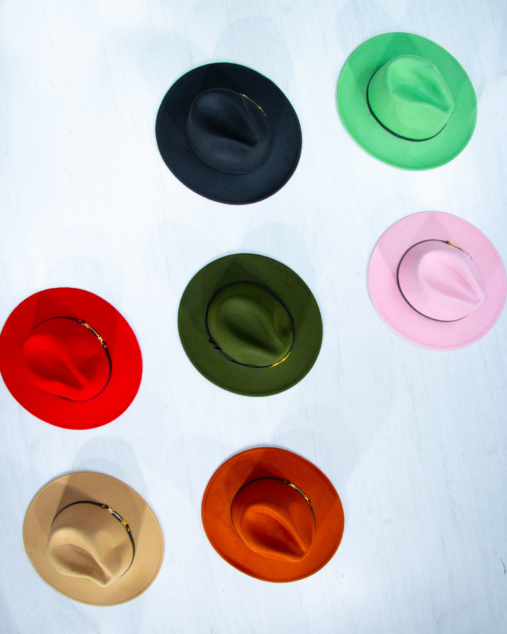 SOMBRERO CON CORREA