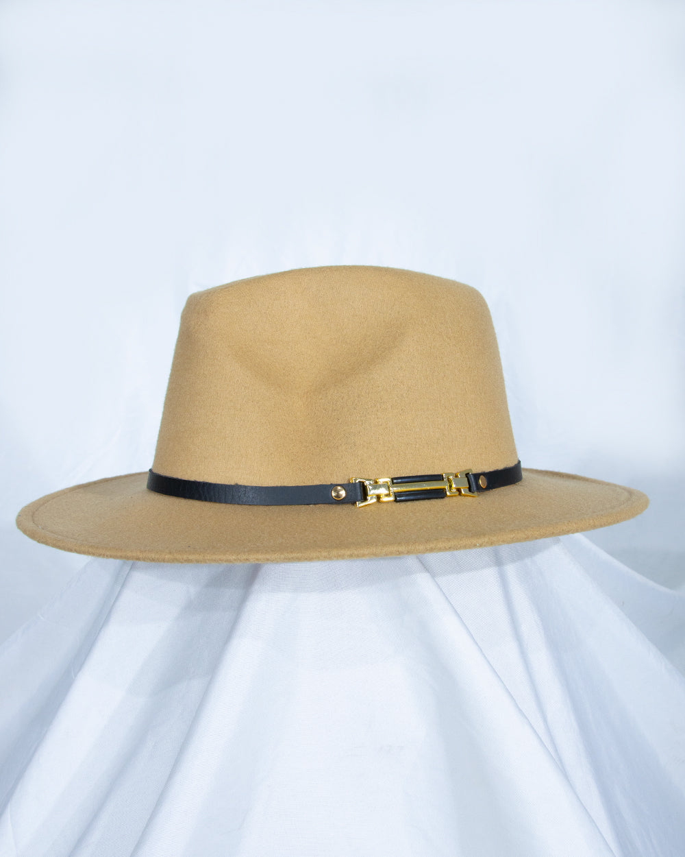 SOMBRERO CON CORREA