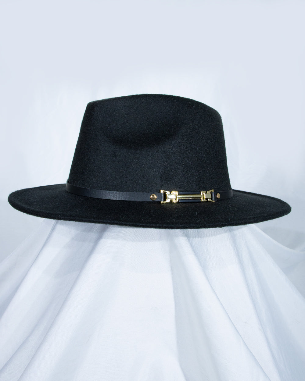 SOMBRERO CON CORREA